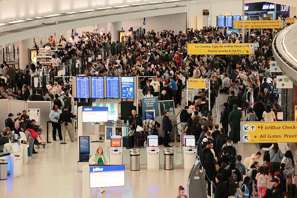<em>Viajeros en fila para pasar por seguridad en la Terminal 5 del Aeropuerto Internacional John F. Kennedy el 27 de marzo de 2026 en Nueva York, Nueva York. El Senado aprobó por unanimidad la financiación del Departamento de Seguridad Nacional, excluyendo los fondos para el control de la inmigración y las operaciones de deportación. El acuerdo se produjo horas después de que el presidente de Estados Unidos, Donald Trump, anunciara que firmaría una orden para pagar de inmediato a los agentes de la Administración de Seguridad del Transporte (TSA). Las interrupciones en los viajes continúan, ya que cientos de agentes de la TSA renunciaron o trabajaron sin paga durante el cierre parcial del gobierno. (Foto de Michael M. Santiago/Getty Images)</em>