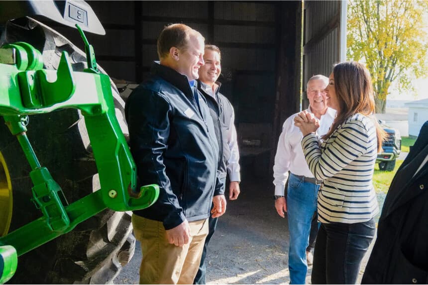 El granjero Tyler Everett (izq.) habla con la secretaria de Agricultura Brooke Rollins (der.) en Everett Farms en Lebanon, Indiana, el 30 de octubre de 2025. (Cortesía de Tyler Everett)