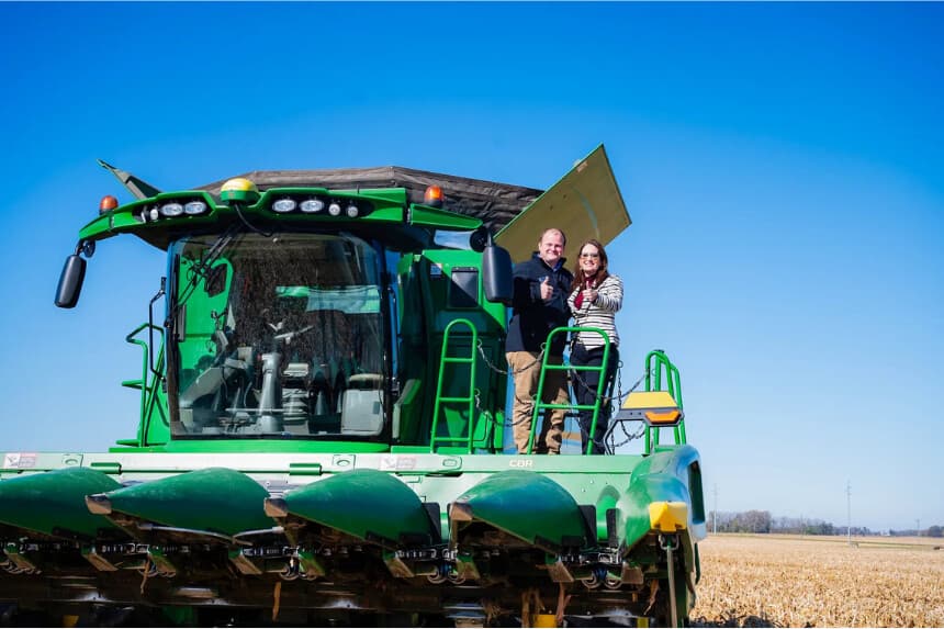 Tyler Everett y la secretaria de Agricultura, Brooke Rollins, se encuentran en lo alto de una cosechadora en Everett Farms en Lebanon, Indiana, el 30 de octubre de 2025. (Cortesía de Tyler Everett)