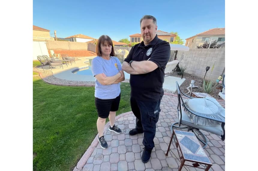 <em>Marianne Robb (izq.) y Dave Rich, ambos detectives retirados de Arizona, son cofundadores del Departamento de Policía de Fenómenos Anómalos No Identificados (UAP-PD) en 2022. Foto tomada el 18 de marzo de 2026. (Allan Stein/The Epoch Times)</em>