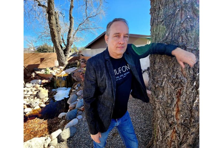 <em>El documentalista Ron James de Arizona y director de relaciones públicas de Mutual UFO Network, habla sobre el origen extraterrestre de los ovnis en Sedona, Arizona, el 17 de diciembre de 2022. (Allan Stein/The Epoch Times)</em>