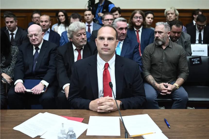 <em>David Grusch, ex representante de la Oficina Nacional de Reconocimiento en el Grupo de Trabajo sobre Fenómenos Anómalos No Identificados, llega a Washington para testificar el 26 de julio de 2023. (Brendan Smialowski/AFP vía Getty Images)</em>