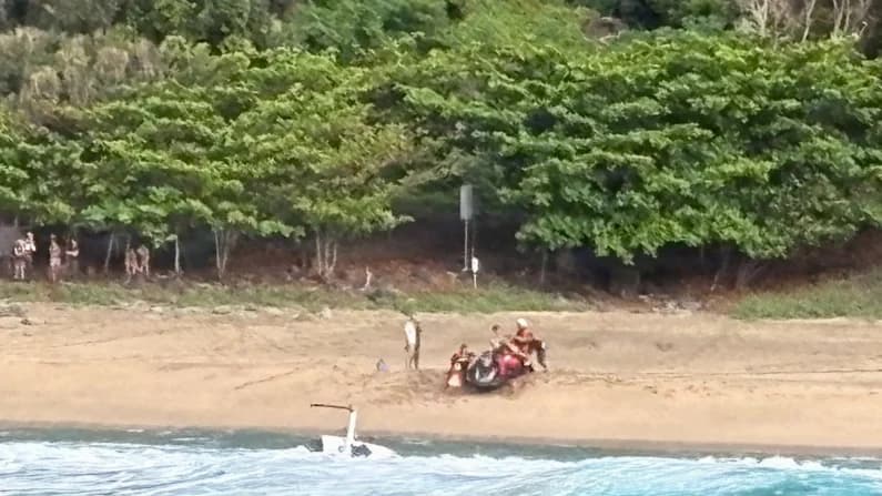 Tres muertos en accidente de helicóptero de turismo cerca de playa de la isla Kauai en Hawái