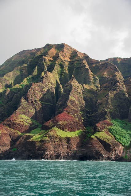 Imagen de Hawai, Na pali y Costa. (Imagen de Axel Ebert en <a href="https://pixabay.com/es/photos/hawai-na-pali-costa-paisaje-kauai-4843605/" target="_blank" rel="noopener">Pixabay</a>)
