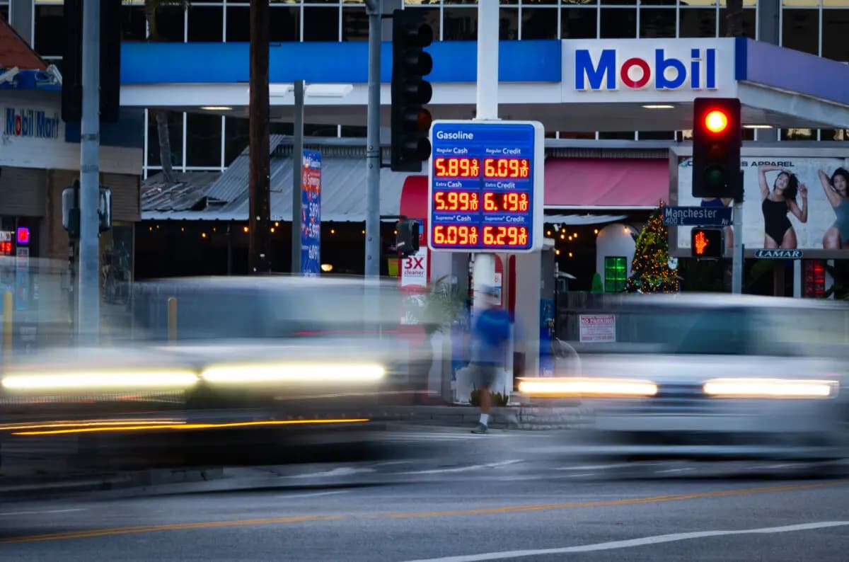El tráfico pasa junto a una gasolinera en Los Ángeles el 11 de marzo de 2026. Los precios del petróleo han subido desde el inicio de la guerra con Irán a finales de febrero. (John Fredricks/The Epoch Times)