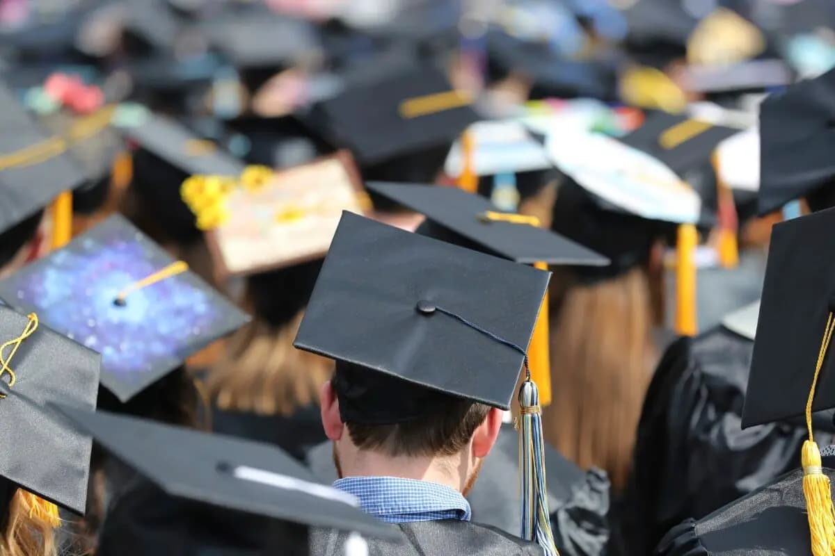 <em>Graduados en la ceremonia de graduación de la Universidad de Toledo en Toledo, Ohio, el 5 de mayo de 2018. (Foto de Carlos Osorio/AP).</em>