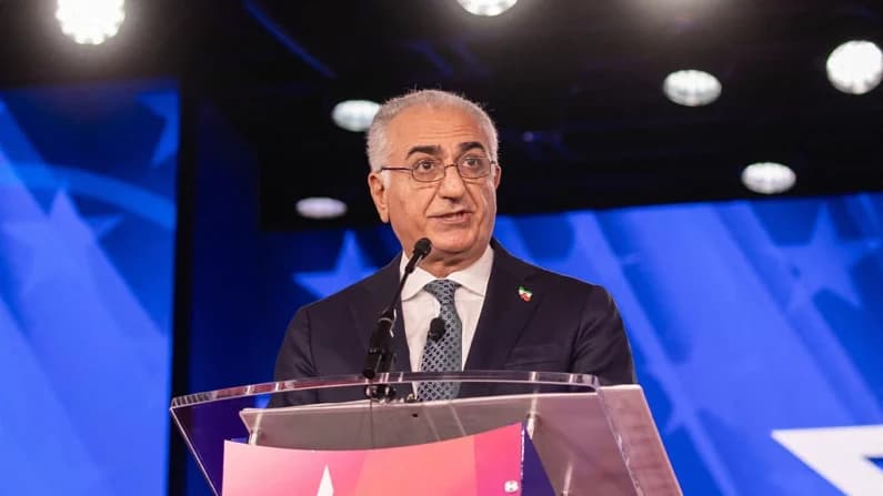 El príncipe heredero iraní en el exilio dice que los iraníes desean un cambio completo de régimen