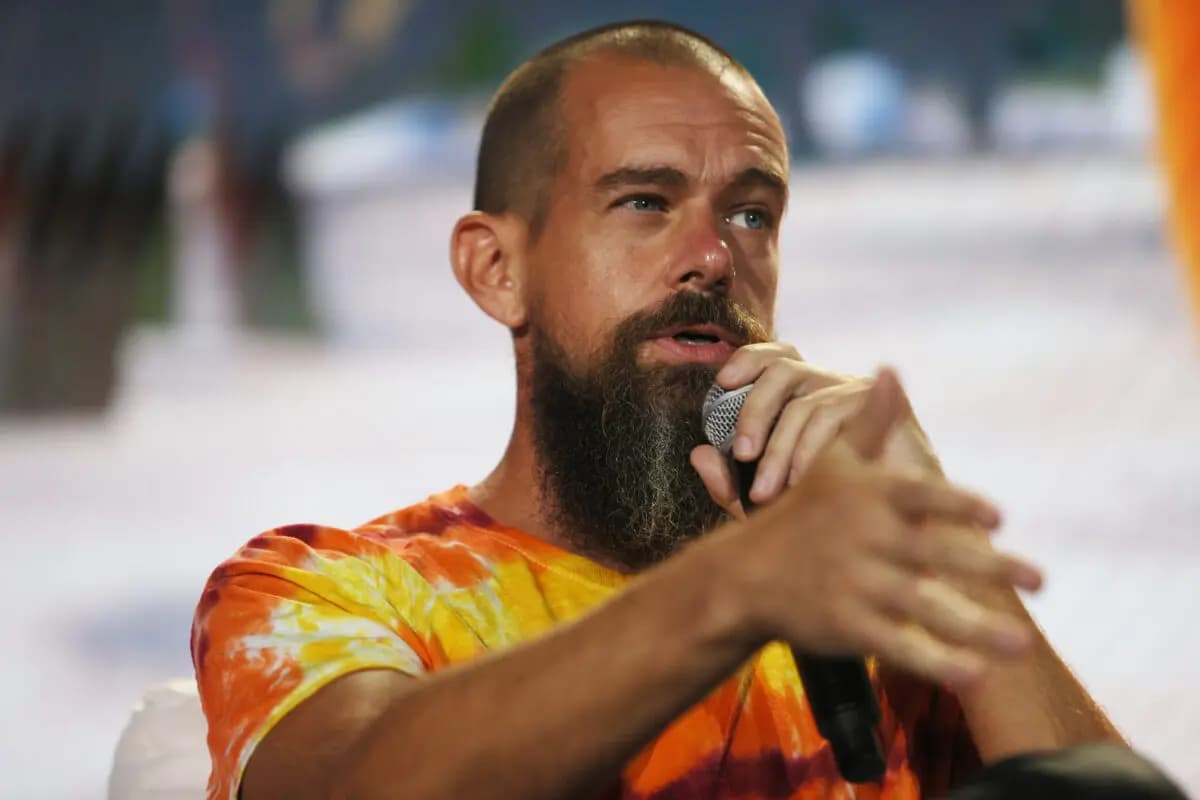 Jack Dorsey, cofundador de Twitter y Square, habla en el escenario de la Convención Bitcoin 2021, una conferencia sobre criptomonedas celebrada en el Centro de Convenciones Mana en Wynwood, Miami, Florida, el 4 de junio de 2021. (Joe Raedle/Getty Images)