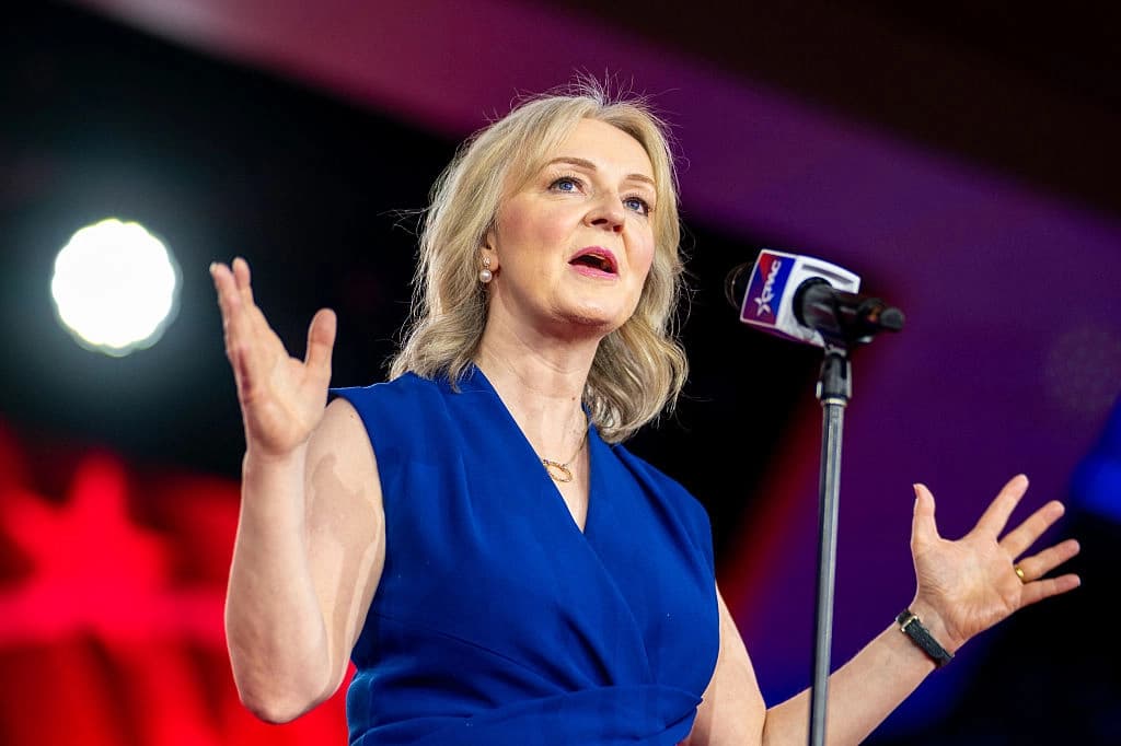 La ex primera ministra británica Liz Truss se dirige a los asistentes durante un debate en el marco de la Conferencia de Acción Política Conservadora (CPAC) celebrada en el Gaylord Texan Resort and Convention Center de Grapevine, Texas, el 27 de marzo de 2026. (Brandon Bell/Getty Images)