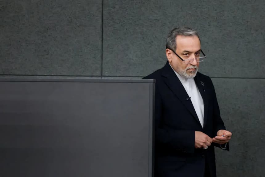El ministro de Asuntos Exteriores de Irán, Abbas Araghchi, observa tras pronunciar un discurso durante una sesión de la Conferencia de Desarme de las Naciones Unidas, en Ginebra, el 17 de febrero de 2026. (Valentin Flauraud/AFP vía Getty Images)