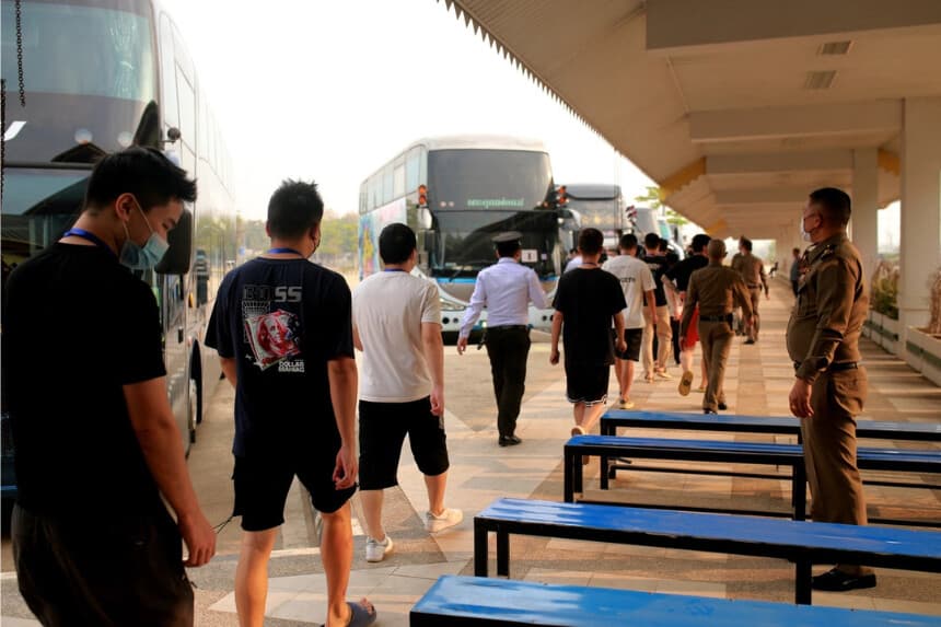<em>Presuntos trabajadores de centros fraudulentos y víctimas de China llegan al puesto de control fronterizo con Tailandia en el municipio de Myawaddy, al este de Birmania, el 20 de febrero de 2025. (STR/AFP vía Getty Images)</em>