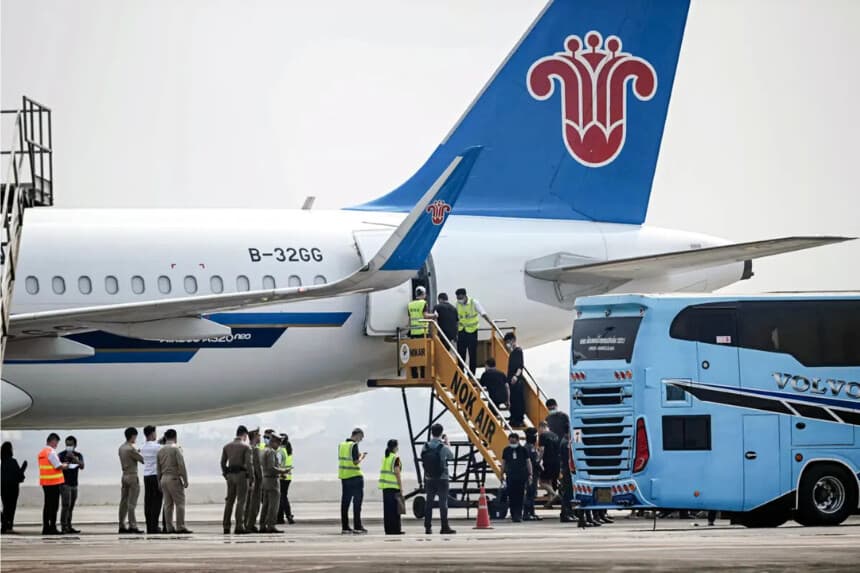 Trabajadores de un centro de estafas y víctimas de China entregadas desde Birmania abordan un avión en el aeropuerto de Mae Sot en Mae Sot, Tailandia, el 20 de febrero de 2025. (Lillian Suwanrumpha/AFP vía Getty Images)