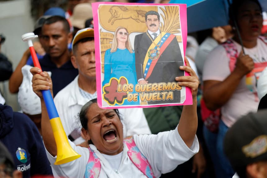 <em>Simpatizantes del derrocado presidente venezolano Nicolás Maduro, incluyendo trabajadores del sector salud, participan en una manifestación hacia la sede de la ONU en Caracas para exigir su liberación, el 22 de enero de 2026. (Pedro MATTEY / AFP vía Getty Images)</em>