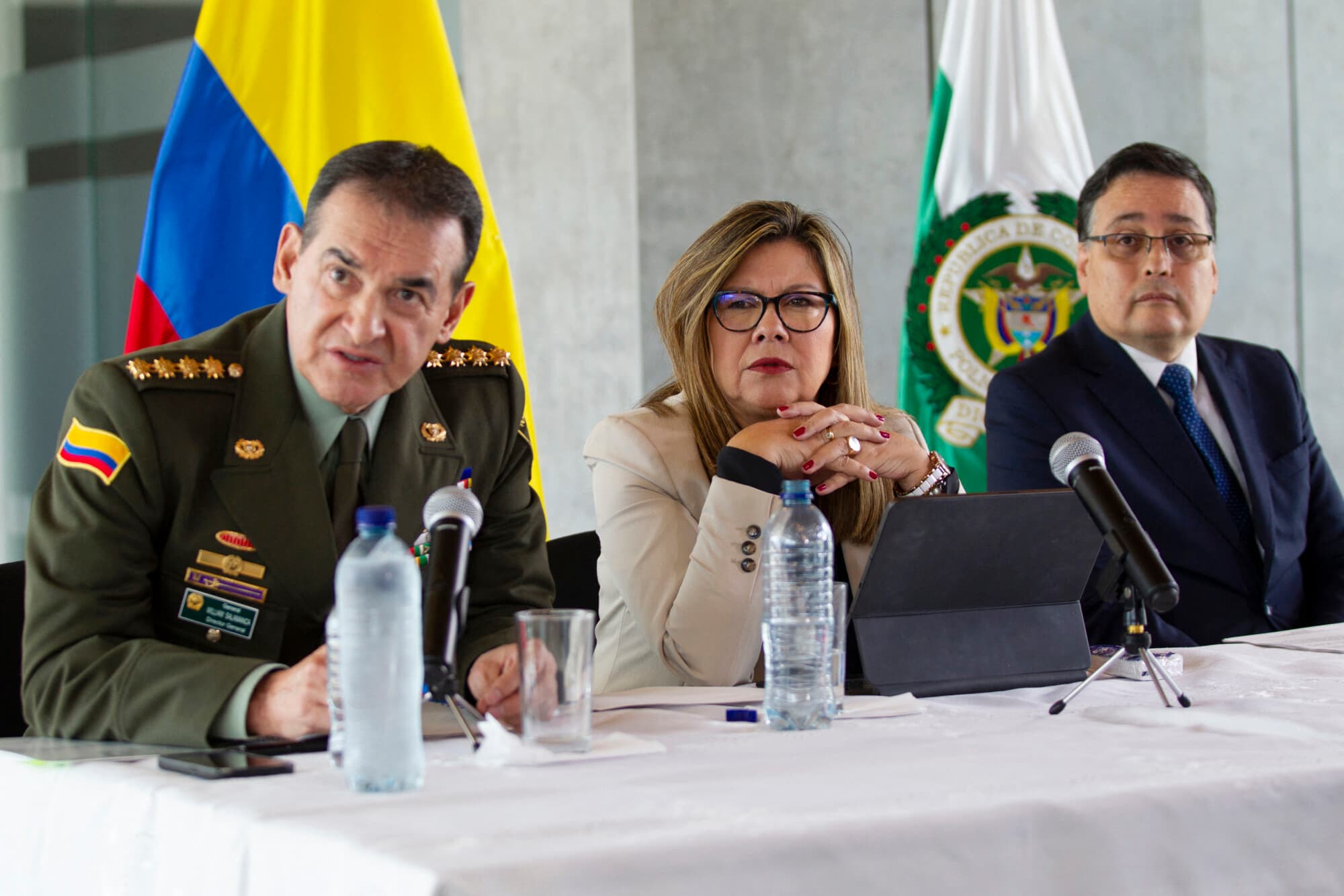 <em>La fiscal general de Colombia, Luz Adriana Camargo (C), observa junto al director general de la Policía Nacional de Colombia, William Salamanca (I), y al director del Instituto Nacional de Medicina Legal y Ciencias Forenses, Jorge Arturo Jiménez, durante una rueda de prensa sobre la situación en el Catatumbo, celebrada en Bogotá el 23 de enero de 2025. (ALEJANDRO MARTÍNEZ/AFP vía Getty Images)</em>