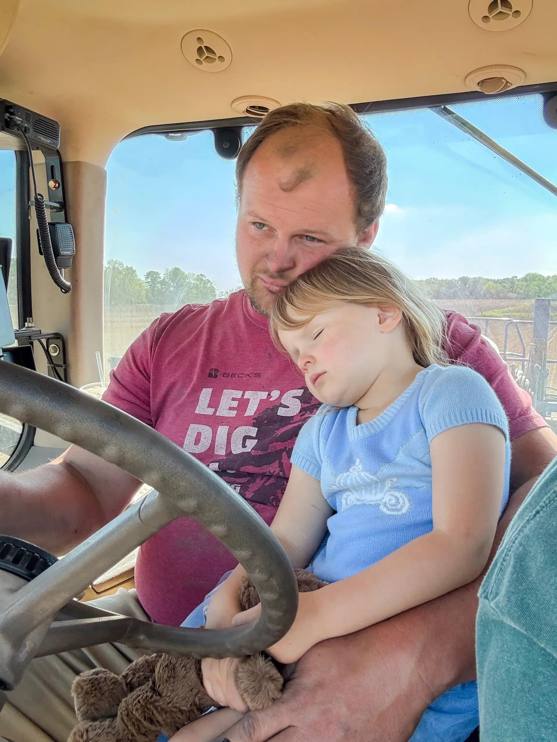 Tyler Everett conduce un tractor con su hija, Charlee, en Everett Farms en Lebanon, Indiana, el 18 de mayo de 2025. Everett dijo que espera que sus hijos algún día se hagan cargo de la granja si ese es el camino que eligen. (Cortesía de Tyler Everett)