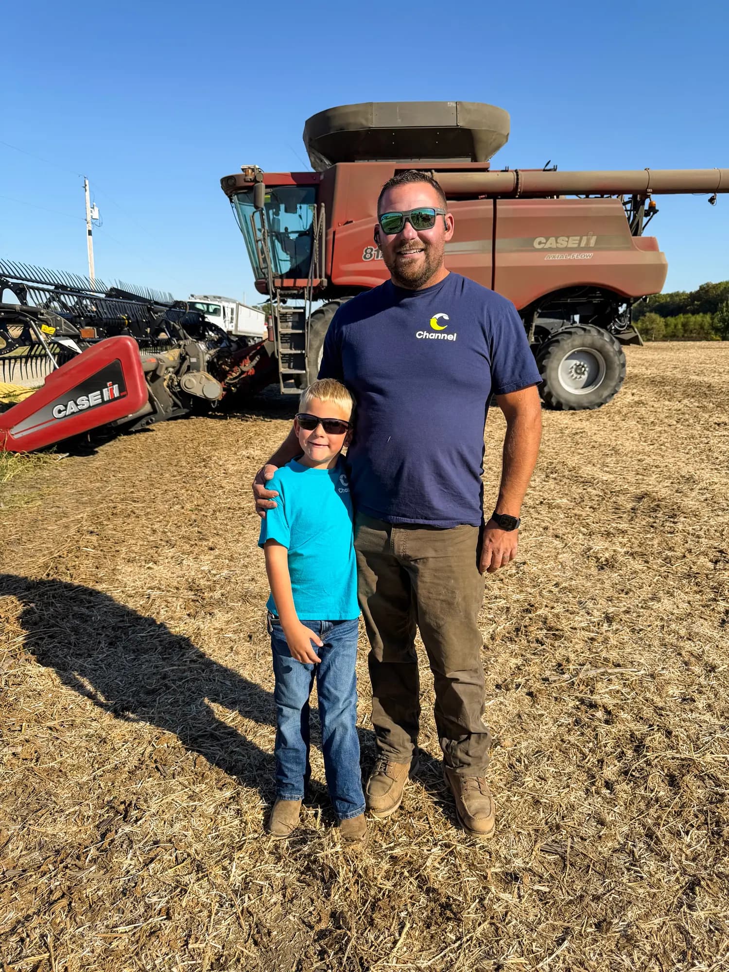 CJ Chalfant está con su hijo en Double Ridge Farms en Hartford City, Indiana, el 11 de octubre de 2025. (Cortesía de CJ Chalfant)