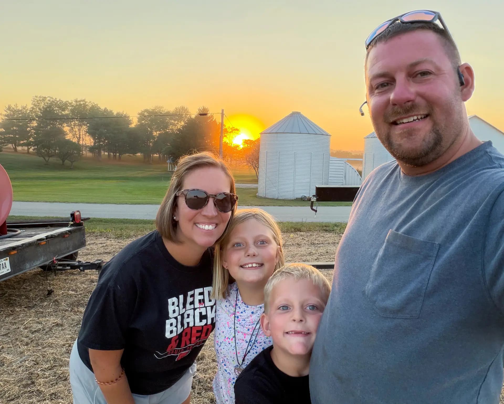 CJ Chalfant (derecha) toma una fotografía de su familia, incluida su esposa, Abbey, y sus hijos, Claire e Isaiah, el 4 de octubre de 2025. Chalfant, un agricultor de quinta generación, dirige Double Ridge Farms de 2000 acres. (Cortesía de CJ Chalfant)