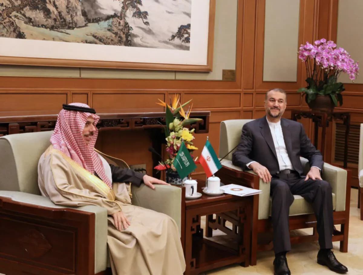 El entonces ministro de Asuntos Exteriores iraní, Hossein Amirabdollahian (derecha), se reúne con su homólogo saudí, el príncipe Faisal bin Farhan Al Saud, en Beijing el 6 de abril de 2023. (Ministerio de Asuntos Exteriores iraní vía AP)