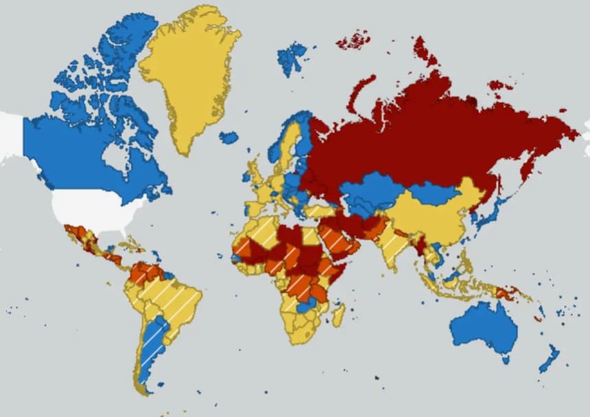 Un mapa del Departamento de Estado muestra, en rojo, los países sujetos a avisos de nivel 4. Los países en naranja son de nivel 3; los países en amarillo son de nivel 2, y los países en azul son de nivel 1. (Captura de pantalla del Departamento de Estado de EE. UU. vía The Epoch Times)