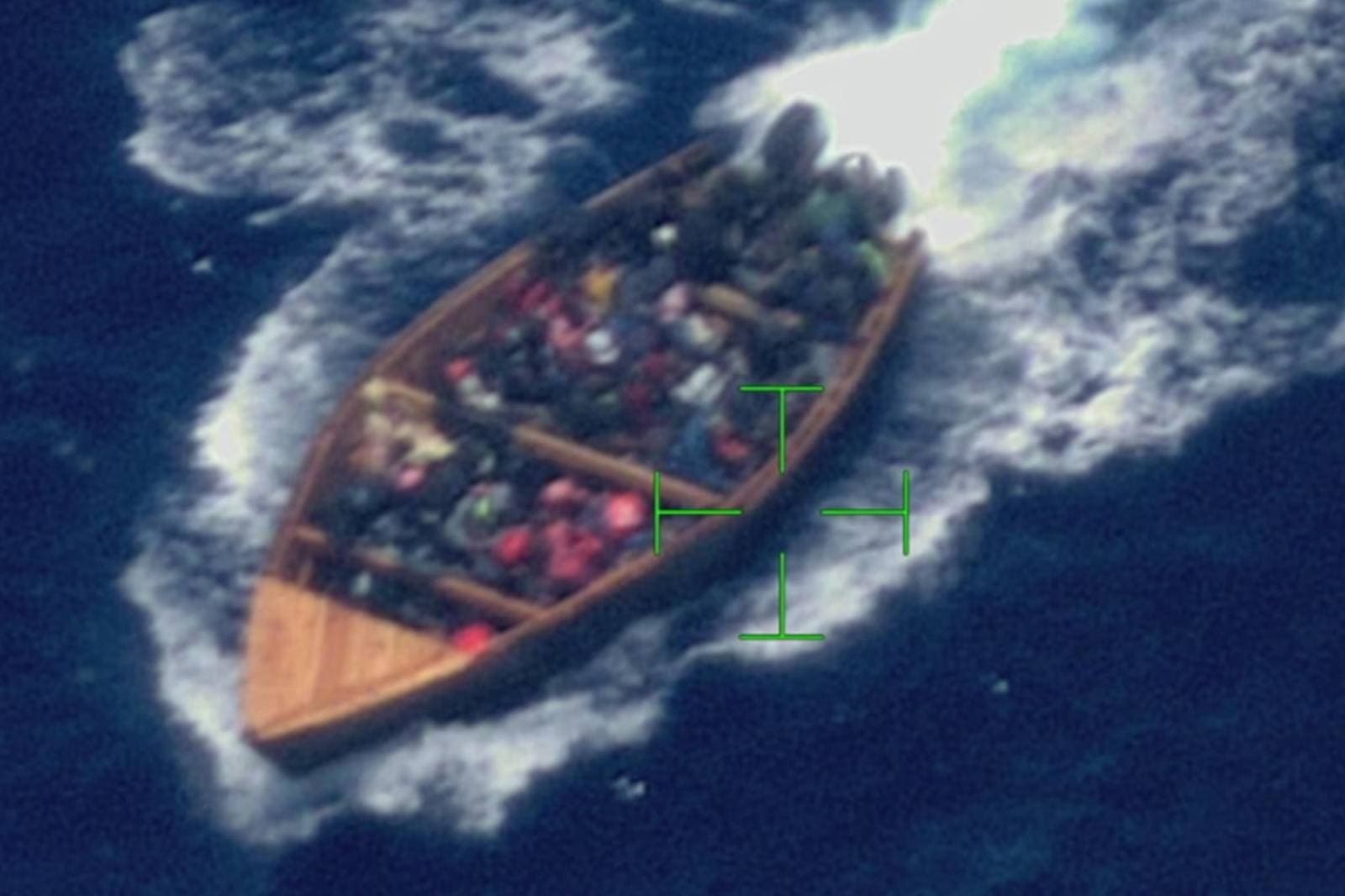 El buque de la Guardia Costera "Thetis" y la tripulación de una aeronave multifuncional de la Oficina de Aduanas y Protección Fronteriza interceptan una embarcación dedicada al tráfico de migrantes ilegales en las aguas del paso de Mona, frente a las costas de Puerto Rico, el 27 de marzo de 2026. (Guardia Costera de los Estados Unidos).