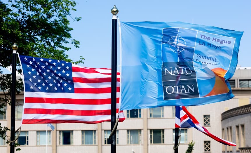 Las banderas de Estados Unidos y de la OTAN ondean al viento antes de la cumbre de la OTAN en La Haya, el 23 de junio de 2025. (IRIS VAN DEN BROEK/ANP/AFP vía Getty Images)