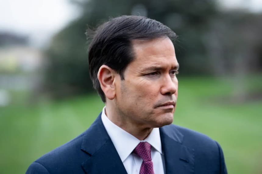 El secretario de Estado Marco Rubio escucha mientras el presidente Donald Trump habla con los miembros de la prensa antes de salir de la Casa Blanca, el 20 de marzo de 2026. (Madalina Kilroy/The Epoch Times)
