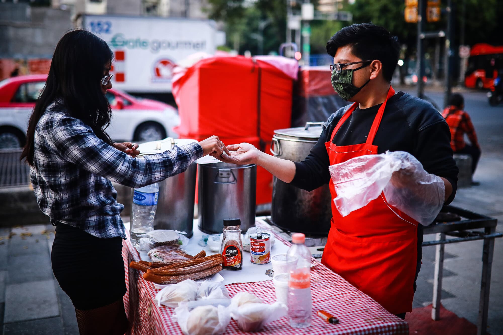 Alex Hernández prepara y vende una "torta de tamal" en su puesto de tamales en la avenida Baja California el 17 de abril de 2020 en la Ciudad de México, México. (Manuel Velásquez/Getty Images)