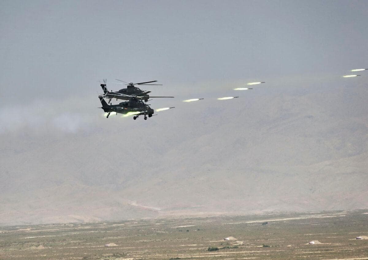 Helicópteros de combate militares chinos disparan cohetes durante unas maniobras militares conjuntas celebradas por Rusia y China en el noroeste de China el 13 de agosto de 2021. (Savitskiy Vadim/Servicio de Prensa del Ministerio de Defensa ruso vía AP)