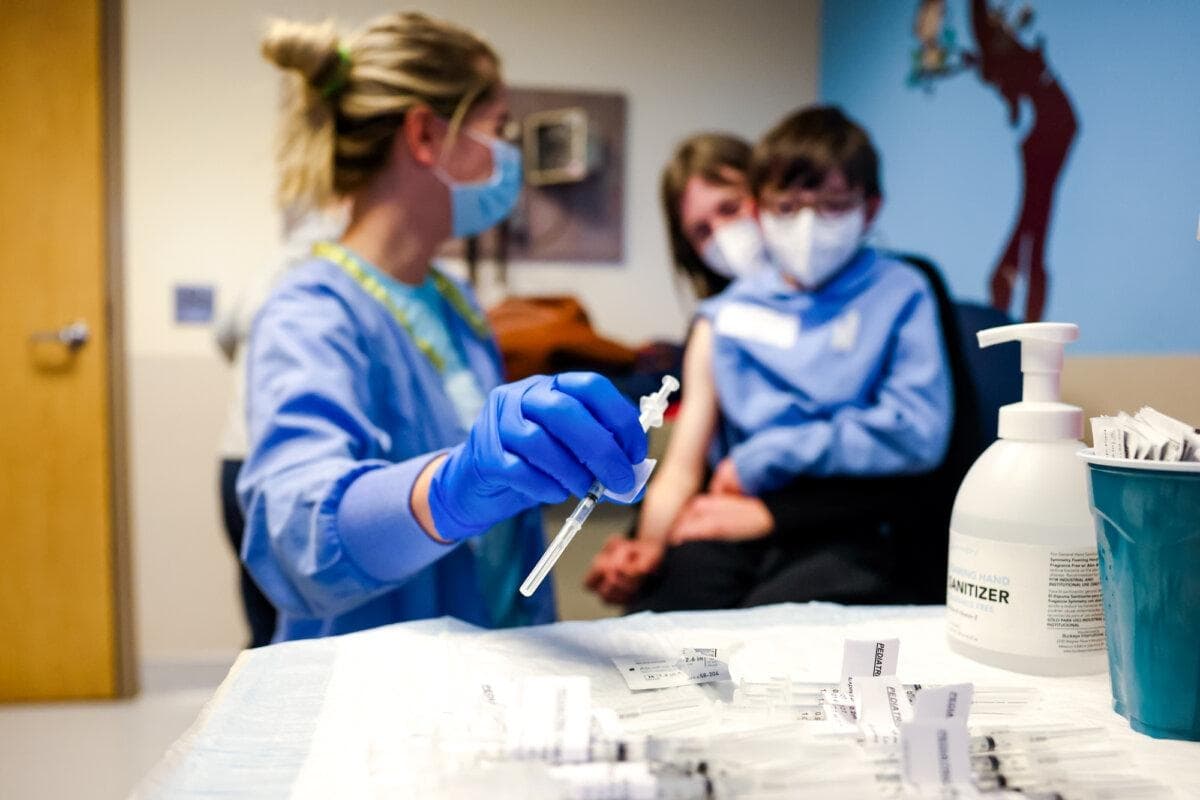 Una enfermera se prepara para administrar una vacuna contra el COVID-19 a un niño en Denver, Colorado, el 3 de noviembre de 2021. (Michael Ciaglo/Getty Images)