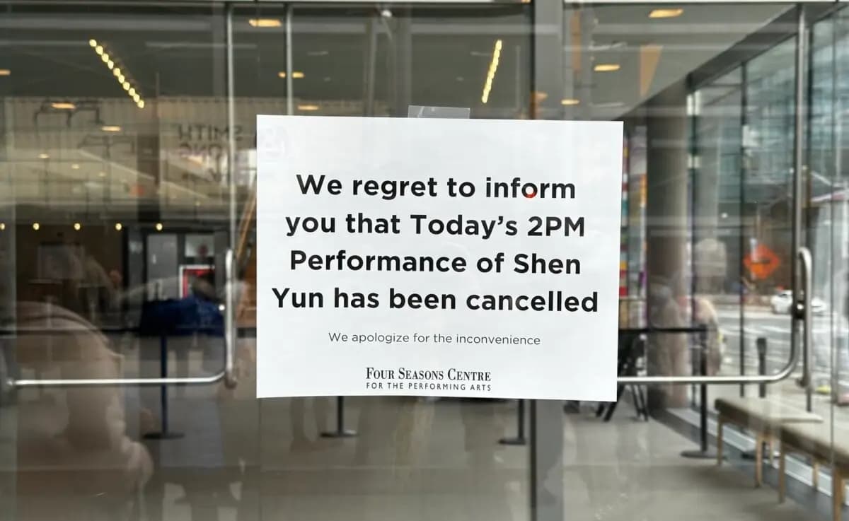 Un cartel colocado en el Four Seasons Centre for the Performing Arts de Toronto el 29 de marzo de 2026 informa a los espectadores de que la función del domingo de Shen Yun ha sido cancelada. (The Epoch Times)