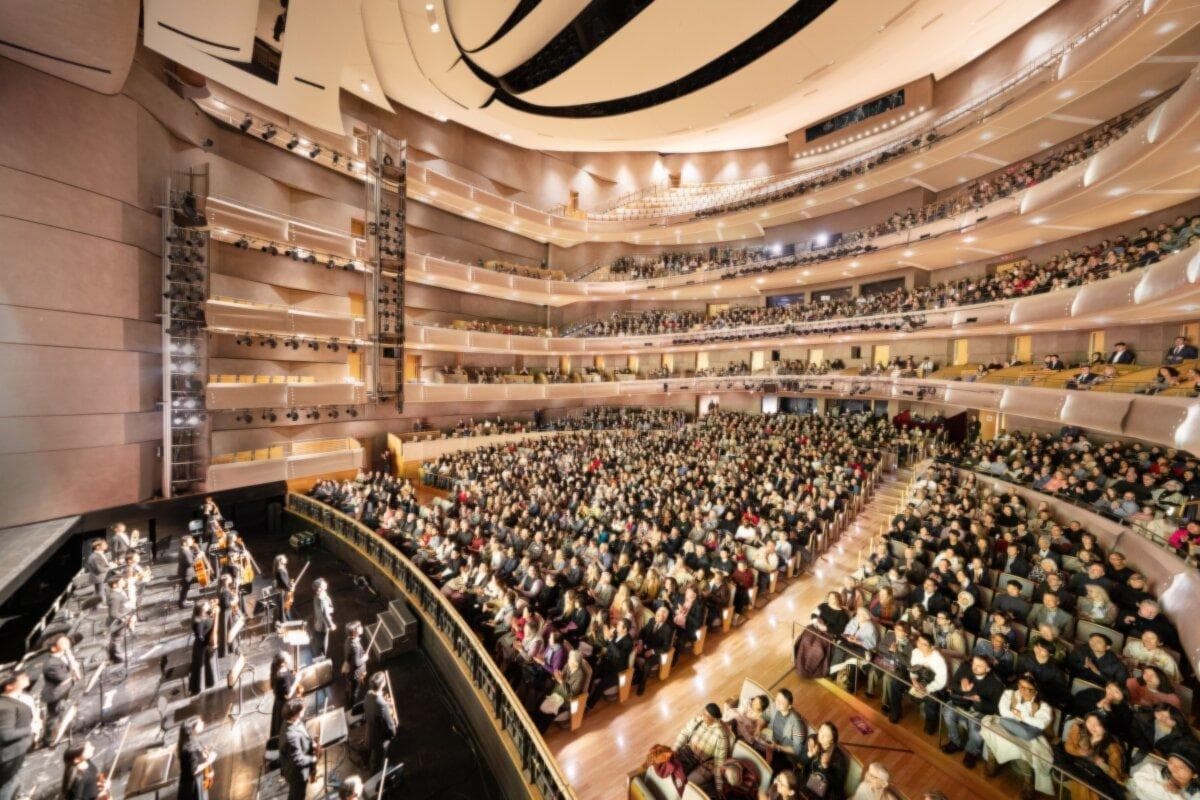 Shen Yun Performing Arts celebró su segunda función en Toronto de la temporada 2026 en el Four Seasons Centre for the Performing Arts la noche del 28 de marzo de 2026, con el teatro lleno a su máxima capacidad. (May Huang/The Epoch Times)