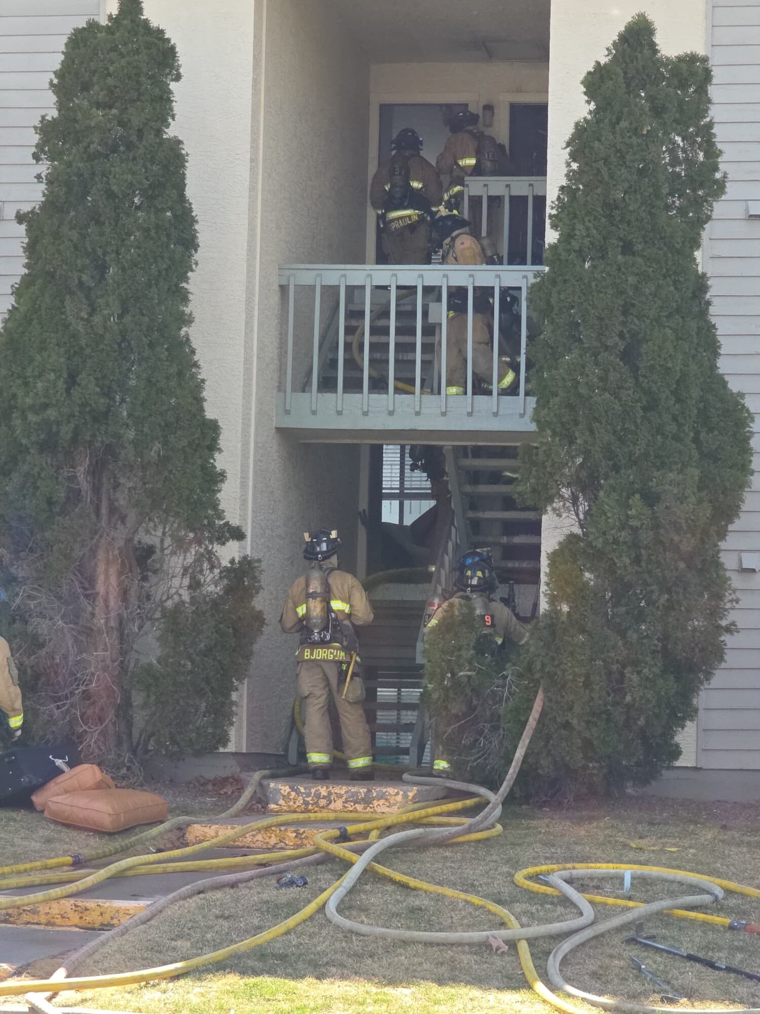 <em>El Departamento de Bomberos de Colorado Springs sofoca el incendio en el edificio de departamentos en Union Heights. (Crédito: <a href="https://www.gofundme.com/f/help-cody-samantha-rebuild-after-devastating-fire" target="_blank" rel="noopener">GoFundMe</a>)</em>