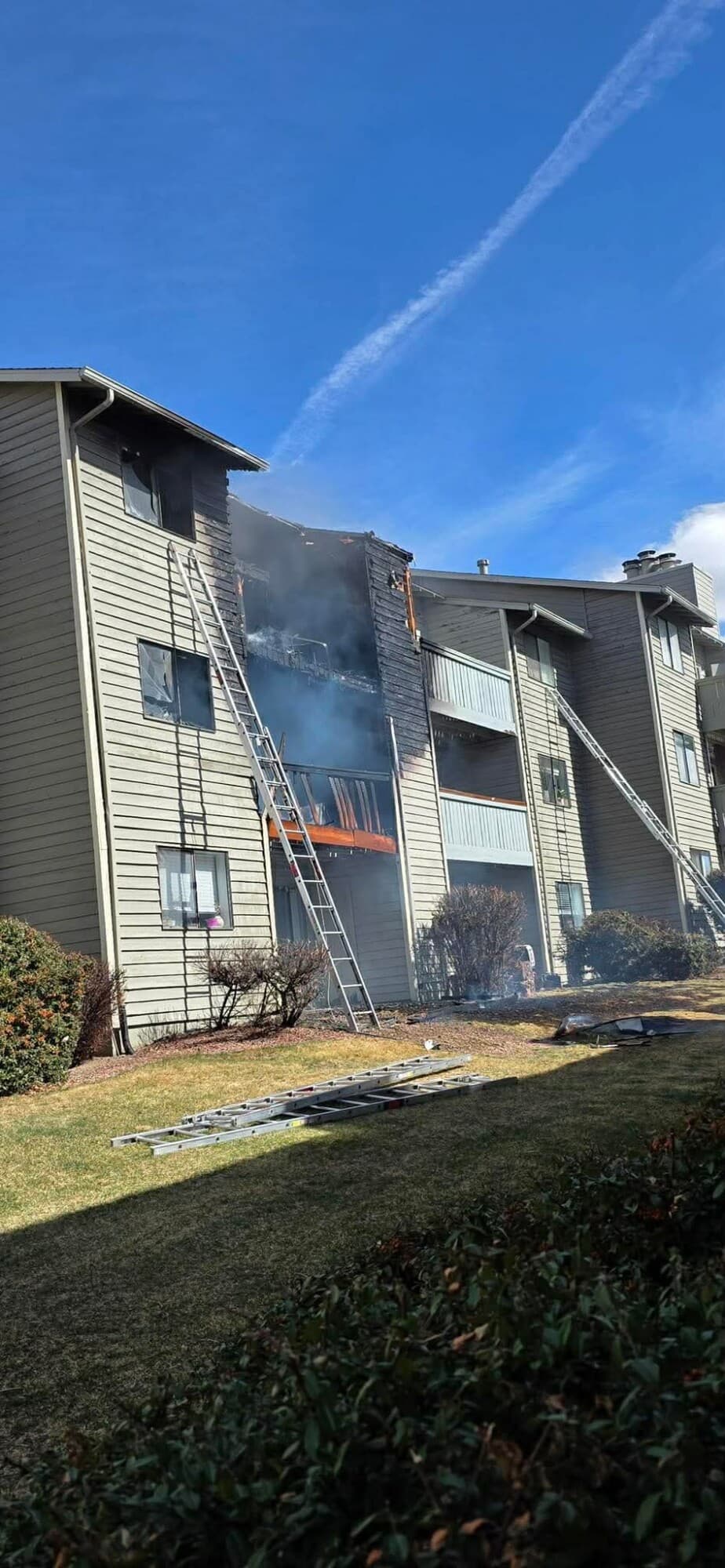 <em>El incendio en el edificio de departamentos en Union Heights en Colorado Springs. (Crédito: <a href="https://www.gofundme.com/f/help-cody-samantha-rebuild-after-devastating-fire" target="_blank" rel="noopener">GoFundMe</a>)</em>