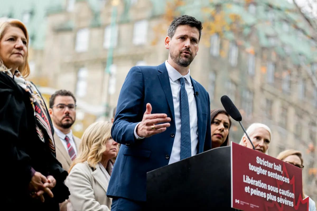 <em>El ministro de Justicia, Sean Fraser, habla durante una conferencia de prensa en Ottawa, el 23 de octubre de 2025. (The Canadian Press/Spencer Colby).</em>
