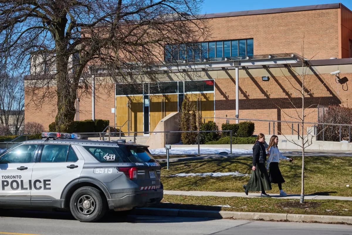 <em>Peatones pasan junto a un coche patrulla estacionado frente a la sinagoga Shaarei Shomayim en Toronto, el 8 de marzo de 2026. La sinagoga fue atacada a tiros durante la noche. (The Canadian Press/Sammy Kogan).</em>