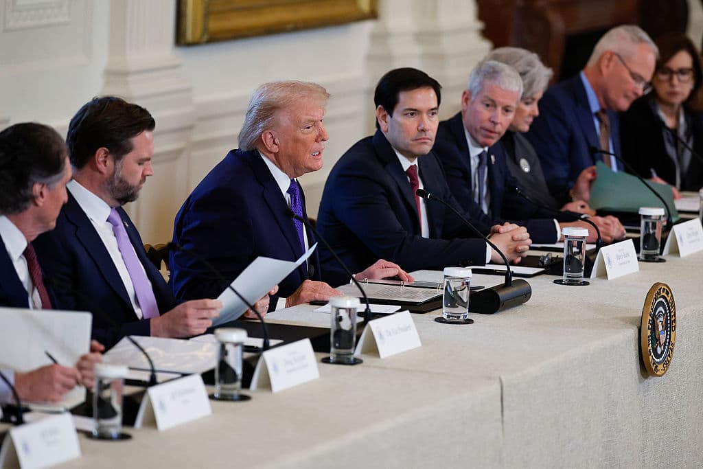 <em>Donald Trump durante una reunión con directivos del sector del petróleo y el gas, mientras el secretario del Interior de Estados Unidos, Doug Burgum; el vicepresidente de Estados Unidos, JD Vance; el secretario de Estado de Estados Unidos, Marco Rubio, y el secretario de Energía de Estados Unidos, Chris Wright, observan en el Salón Este de la Casa Blanca, el 9 de enero de 2026, en Washington, D.C. (Chip Somodevilla/Getty Images)</em>