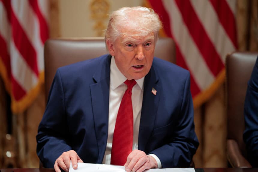El presidente de Estados Unidos, Donald Trump, interviene durante una reunión del Consejo de Ministros celebrada en la Sala del Consejo de Ministros de la Casa Blanca el 26 de marzo de 2026 en Washington, D. C. Se trata de la segunda reunión del Consejo de Ministros de Trump en 2026 y la primera desde que Estados Unidos e Israel iniciaran los ataques contra Irán el 28 de febrero. (Chip Somodevilla/Getty Images).