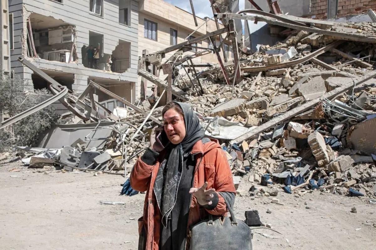 Un residente cerca de un edificio de viviendas que resultó afectado por un ataque aéreo en Teherán, Irán, el 30 de marzo de 2026. (Majid Saeedi/Getty Images).
