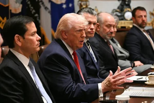 El presidente de EE. UU., Donald Trump, flanqueado por el secretario de Estado, Marco Rubio (izquierda), el secretario de Defensa, Pete Hegseth (cuarto por la derecha), el secretario de Comercio, Howard Lutnick (tercero por la derecha), la jefa de gabinete de la Casa Blanca, Susie Wiles (segunda por la derecha), y el secretario de Seguridad Nacional, Markwayne Mullin (a la derecha), habla durante una reunión del gabinete en la Sala del Gabinete de la Casa Blanca en Washington el 26 de marzo de 2026. (Jim Watson/ AFP vía Getty Images)