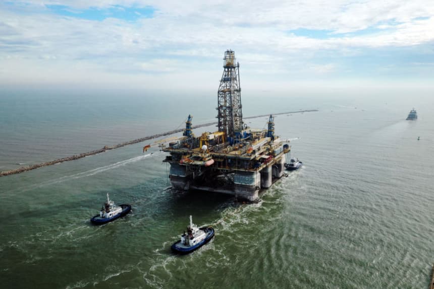 Remolcadores transportan la plataforma de perforación semisumergible Noble Danny Adkins a través del canal de Port Aransas hacia el Golfo de América, en Port Aransas, Texas, el 12 de diciembre de 2020. (Tom Pennington/Getty Images)