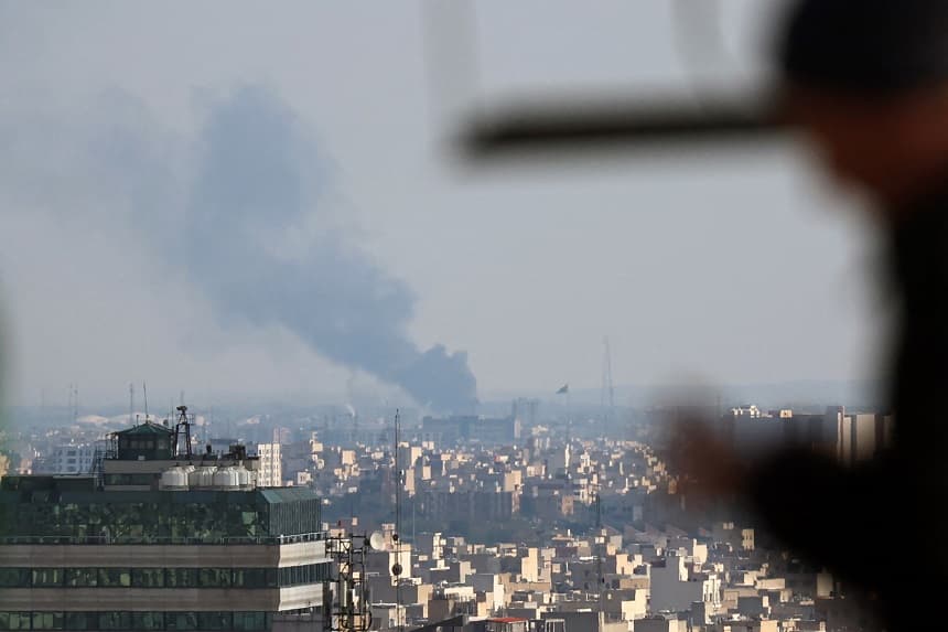 El humo se eleva desde el lugar de un ataque en Teherán, el 1 de abril de 2026. (AFP vía Getty Images)
