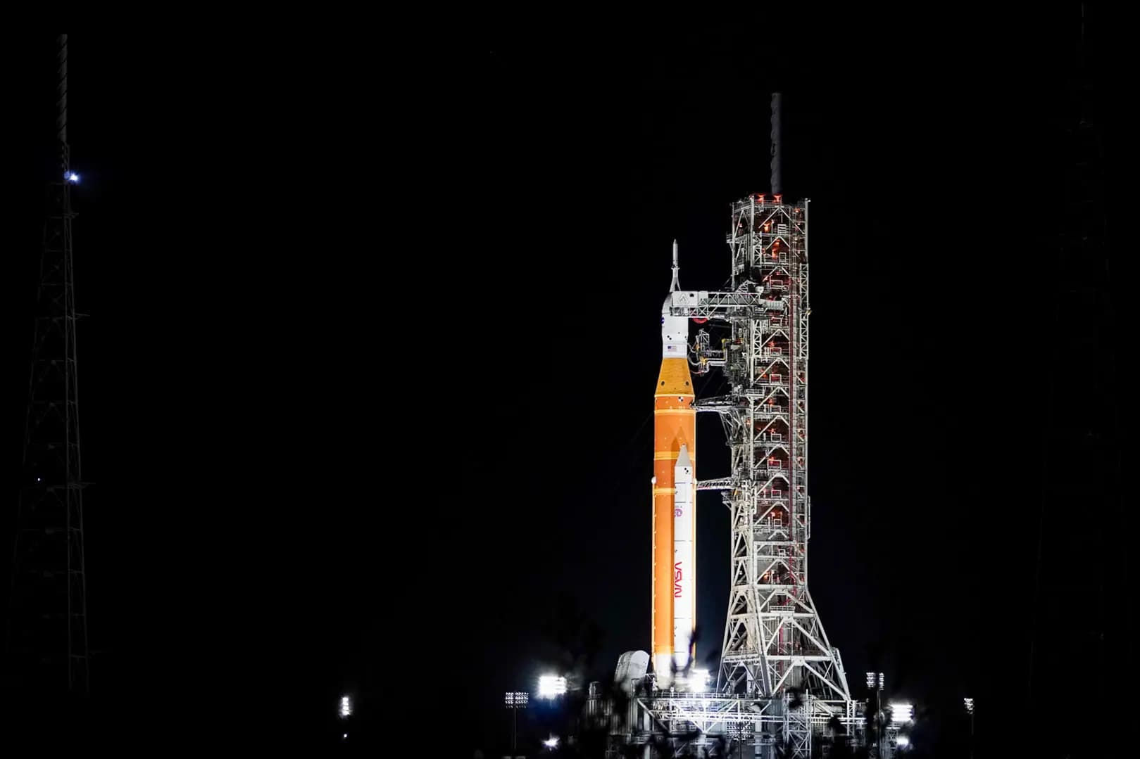 La cápsula tripulada Orión de la NASA se encuentra montada sobre el cohete lunar del Sistema de Lanzamiento Espacial (SLS) antes de la misión Artemis II en el Complejo de Lanzamiento 39B del Centro Espacial Kennedy, en Merritt Island, Florida, el 1 de febrero de 2026. (T.J. Muscaro/The Epoch Times).