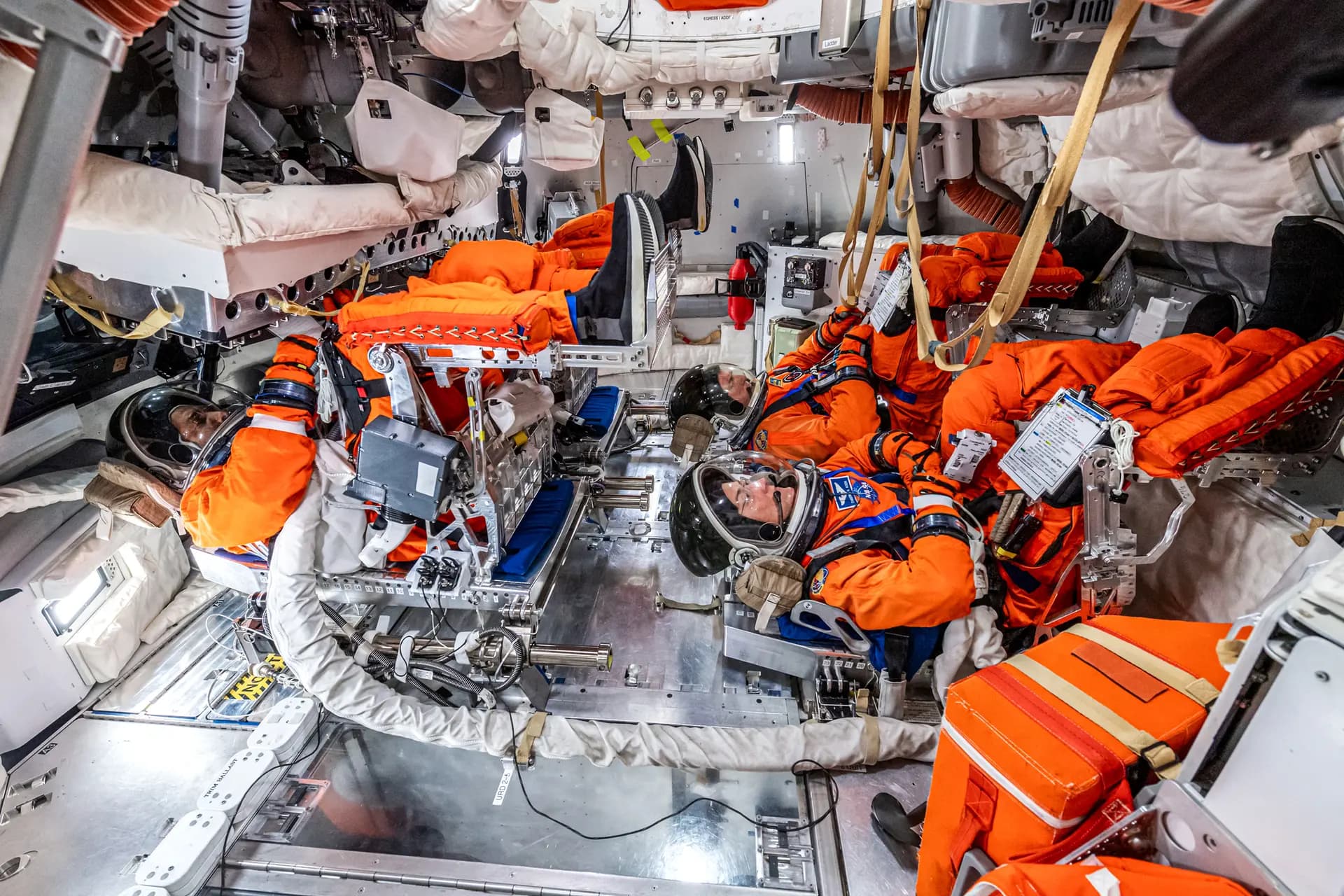 Los miembros de la tripulación de Artemis II, Reid Wiseman, Victor Glover, Christina Koch y Jeremy Hansen, participan en un entrenamiento en las instalaciones de simulación de vehículos espaciales del Centro Espacial Johnson, en Houston, el 30 de enero de 2025. A partir de las 18:24 horas del 1 de abril, los tres estadounidenses y el canadiense podrían despegar en la primera misión tripulada alrededor de la Luna en más de 50 años. (Mark Sowa/NASA).