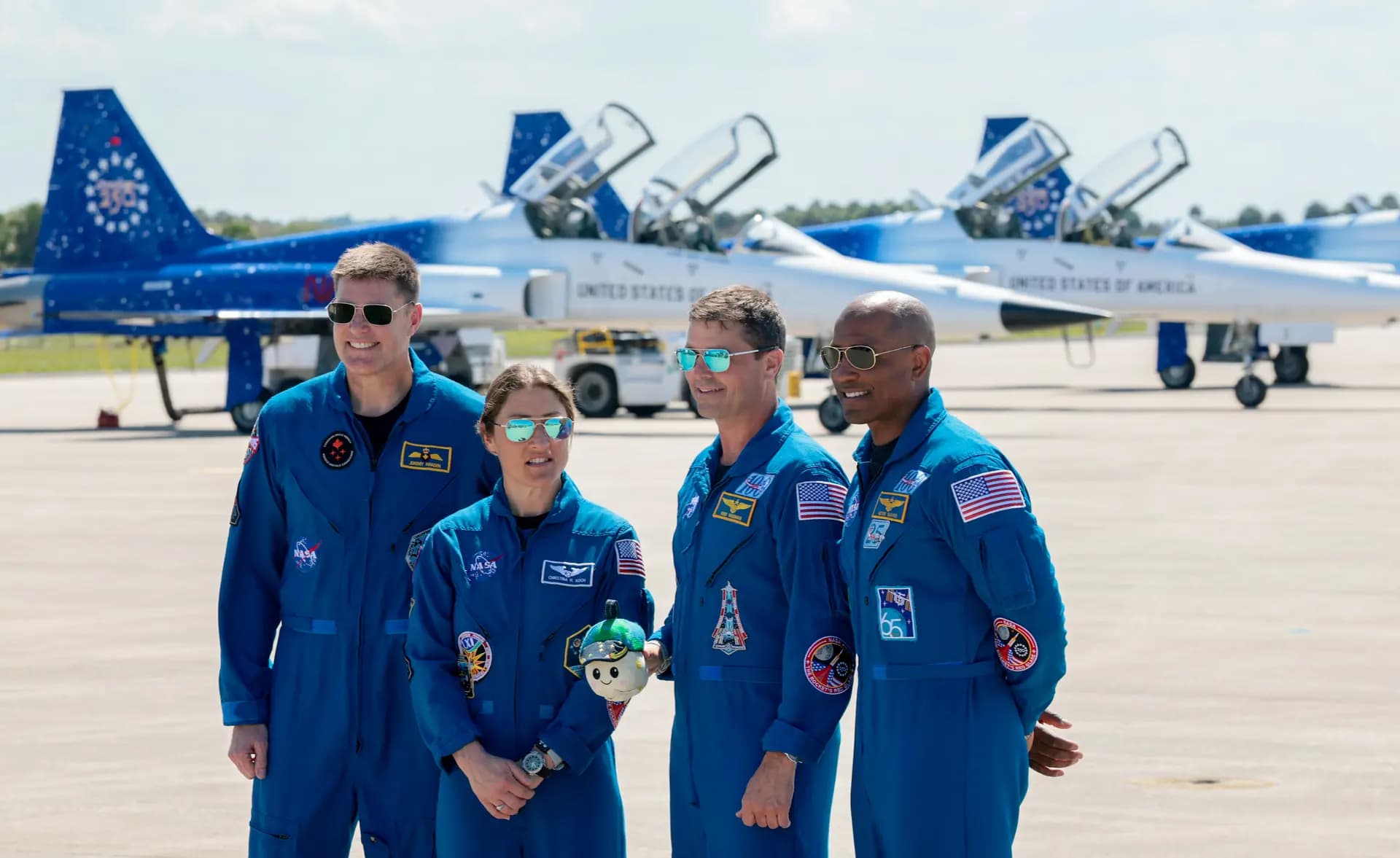 (De izquierda a derecha) La tripulación de Artemis II: el especialista de misión Jeremy Hansen, de la CSA (Agencia Espacial Canadiense), la especialista de misión Christina Koch, el comandante Reid Wiseman y el piloto Victor Glover posan juntos tras su llegada al Centro Espacial Kennedy en Cabo Cañaveral, Florida, el 27 de marzo de 2026. (Joe Raedle/Getty Images).
