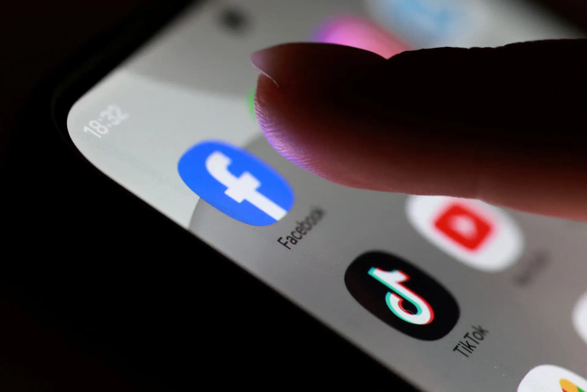 En esta ilustración, tomada el 27 de octubre de 2025, se ve el icono de la aplicación de Facebook en un teléfono inteligente. (Dado Ruvic/Reuters)