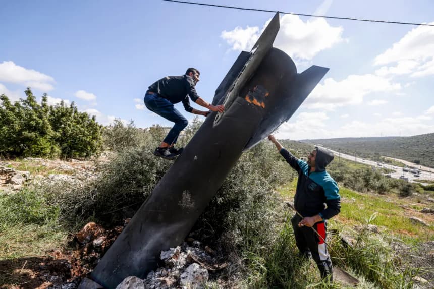 Un palestino trepa por los restos de un misil iraní que cayó en la aldea de Hares, en Cisjordania ocupada por Israel, el 24 de marzo de 2026. (Jaafar Ashtiyeh/AFP vía Getty Images)