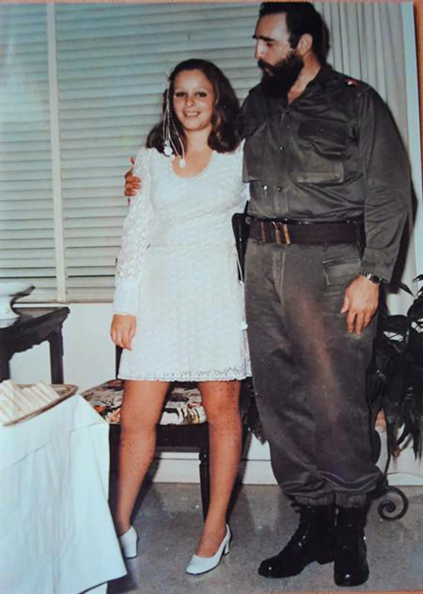 Alina Fernández Revuelta con Fidel Castro, celebrando su boda con Yoyi Jiménez en 1973. Desde muy joven, Fernández tomó conciencia de las realidades del comunismo y más tarde se convirtió en una de las críticas más abiertas del régimen de su padre. (Cortesía de Alina Fernández Revuelta)