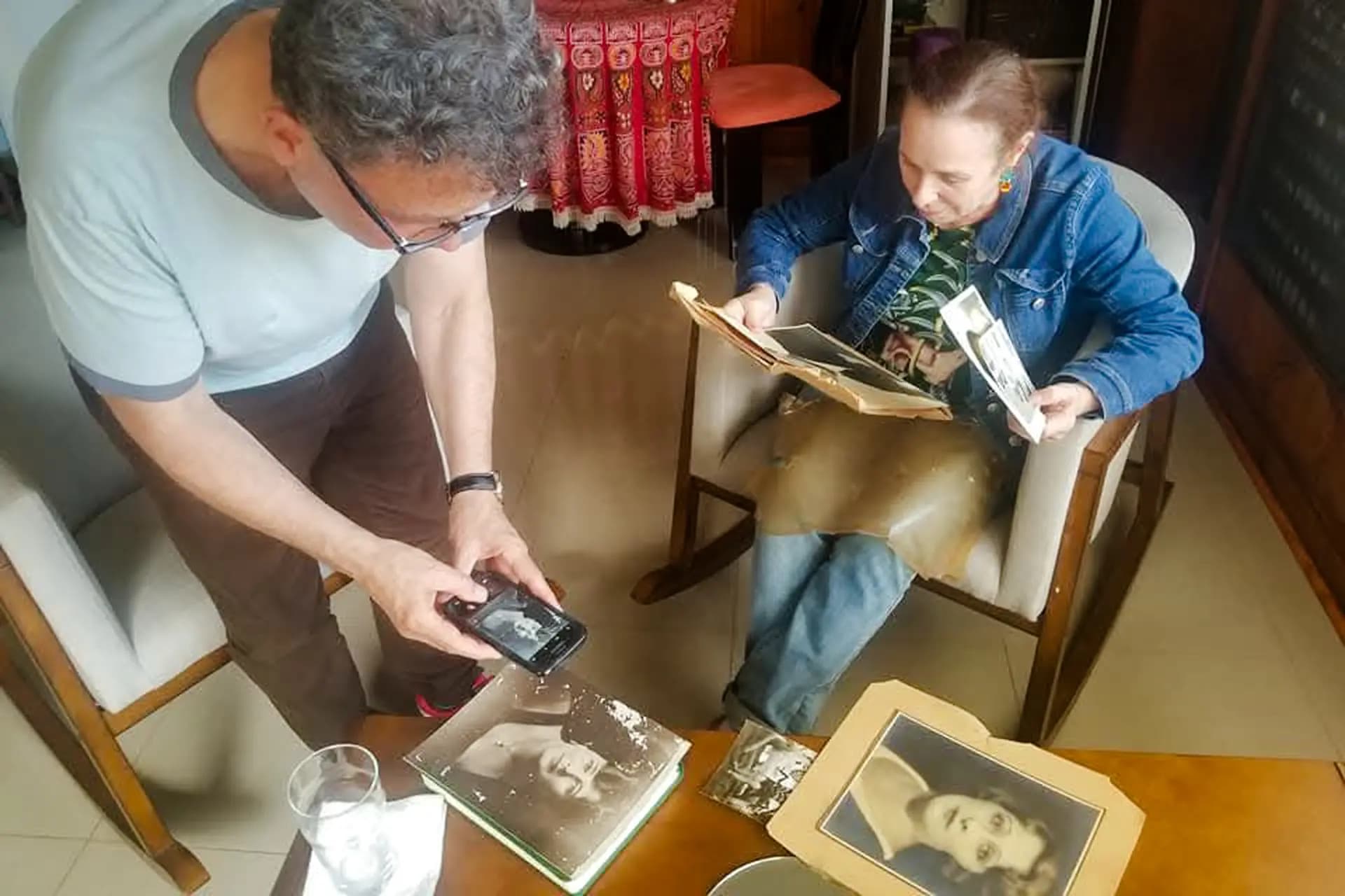 (Arriba y abajo) El guionista José Rivera y Alina Fernández. Tras abandonar La Habana en 1993 a los 37 años, Fernández se convirtió en una firme defensora de la libertad en su país natal. (John Martinez O’Felan)