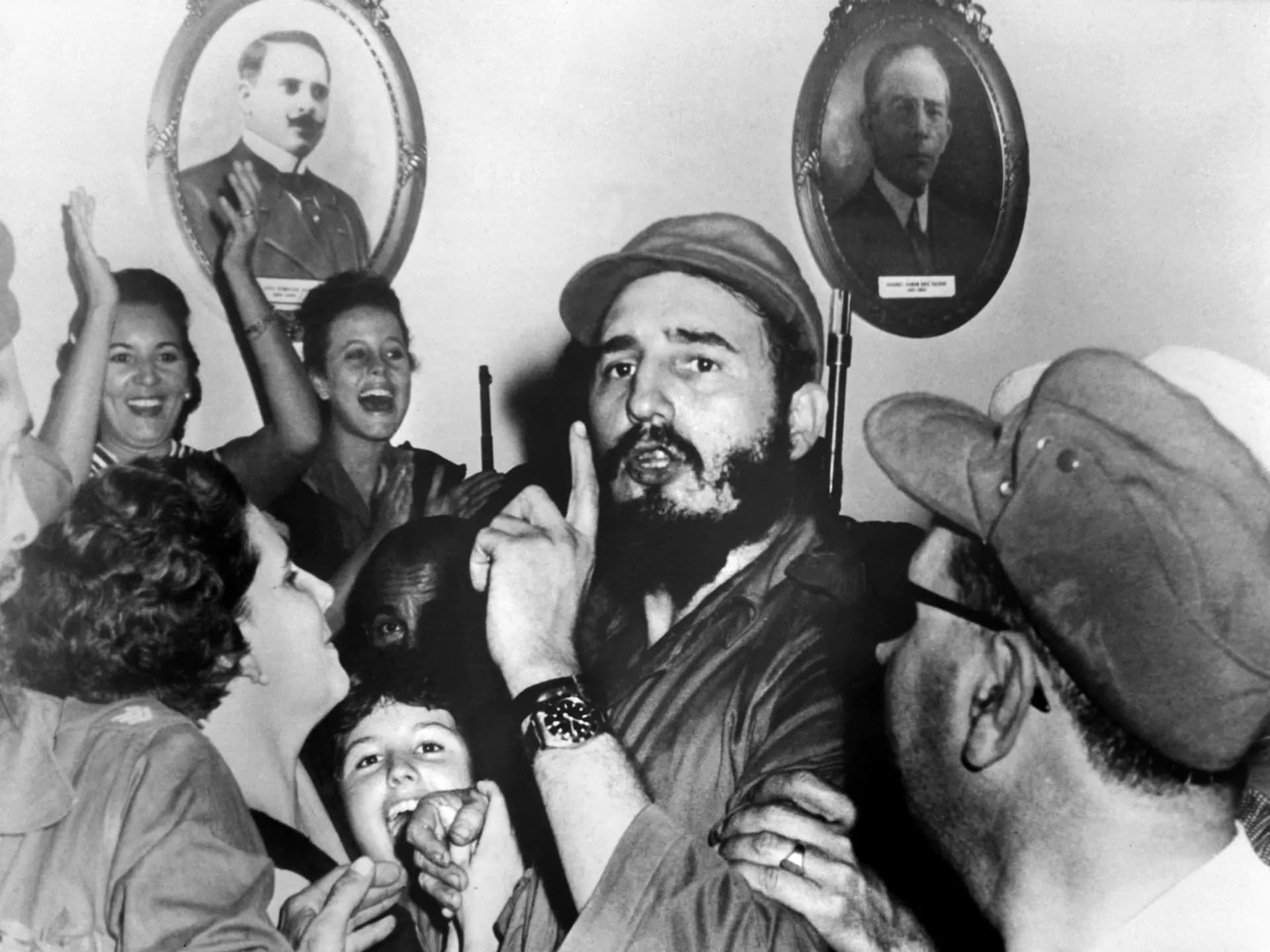 El líder cubano Fidel Castro (C) aparece poco después de derrocar al dictador Fulgencio Batista durante el triunfo revolucionario en Cienfuegos, Cuba, el 4 de enero de 1959. (Prensa Latina/AFP vía Getty Images)