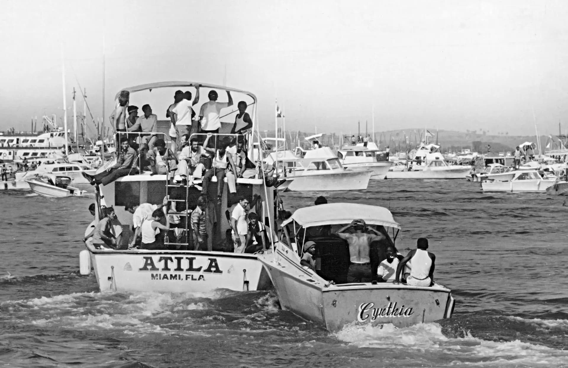Barcos transportan a cubanos a Miami desde el puerto de Mariel, Cuba, en mayo de 1980. Durante la crisis del Mariel, un éxodo masivo que siguió a un enfrentamiento en la embajada peruana en La Habana, más de 10,000 cubanos solicitaron asilo debido a la crisis económica. (Archivo/AFP vía Getty Images)